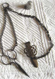 Chatelaines, accessoires du 18e et 19e siècle Chatelaines, accessoires du 18e et 19e siècle