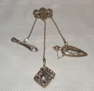 Chatelaines, accessoires du 18e et 19e siècle Chatelaines, accessoires du 18e et 19e siècle