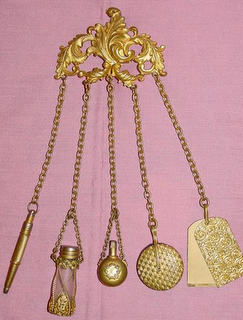 Chatelaines, accessoires du 18e et 19e siècle Chatelaines, accessoires du 18e et 19e siècle