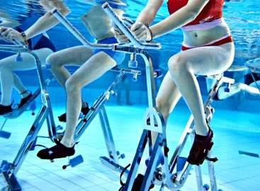 L’aquabiking : le vélo sous l'eau fait carton plein ! aquabiking femme