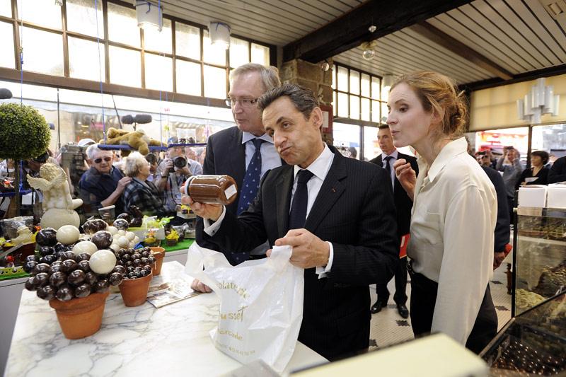 <b></div>En meeting.</b> Nicolas Sarkozy n'est pas rentré à Paris les mains vides. Car avant le meeting de Nantes mardi soir, le président-candidat s'est offert dans l'après-midi un long bain de soleil et de foule dans les rues et les commerces de Guérande, accompagné, entre autres, de sa porte-parole Nathalie Kosciusko-Morizet. Il s’est ensuite rendu au Zénith de Nantes pour son meeting du grand Ouest. Pendant 45 minutes et devant un public hétéroclite d'environ 8000 personnes, le candidat à la présidentielle a commencé son discours en revenant brièvement sur les tueries de Toulouse et Montauban avant de se focaliser sur trois thèmes de sa campagne: l’immigration, l’éducation et la justice.