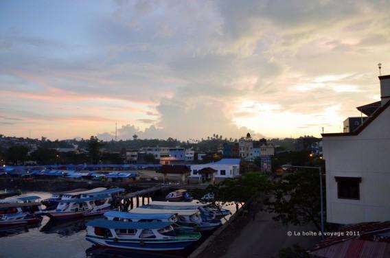 Le port de Manado au lever du jour (Sulawesi Nord, Indonésie)