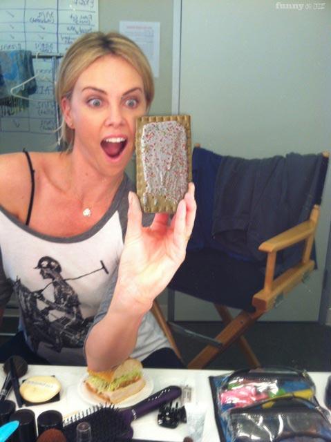 Charlize Theron pete un cable !