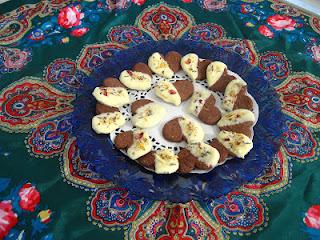 Biscuits au cacao, chocolat blanc et  fleurs comestibles