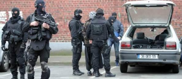 Une des arrestations près de Roubaix, mercredi matin. © Denis Charlet / AFP