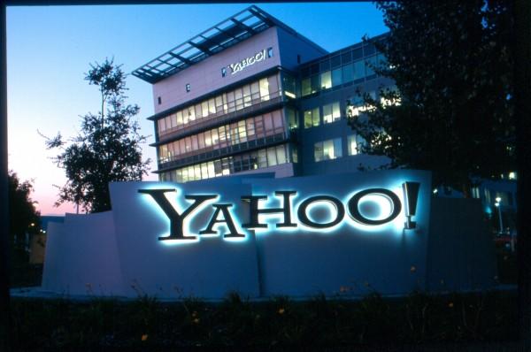 Yahoo! Sunnyvale headquarters. October 28, 2001 (Y! Photo / Brian McGuiness) yhoo 8 600x398 Yahoo! : 2000 licenciements