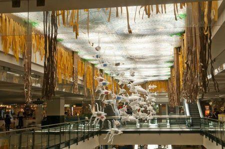 A Montréal un centre commercial passe au durable fragile-eaton-center-projekroom-roadsworth-ambient-marketing-in-store-mall-développement-durable-4-600x398