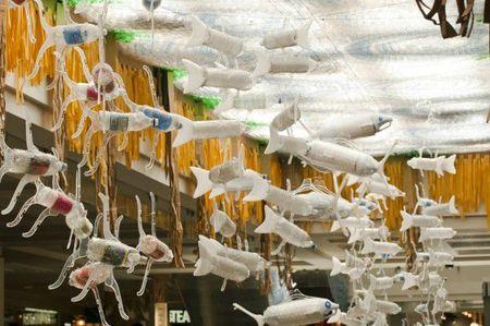 A Montréal un centre commercial passe au durable fragile-eaton-center-projekroom-roadsworth-ambient-marketing-in-store-mall-développement-durable-3-600x398