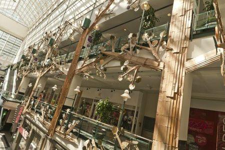 A Montréal un centre commercial passe au durable fragile-eaton-center-projekroom-roadsworth-ambient-marketing-in-store-mall-développement-durable-5-600x398