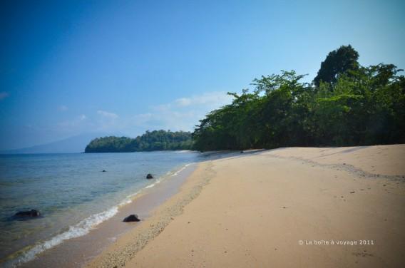 Balade sur la plage (Pulisan Resort, Sulawesi Nord, Indonésie)