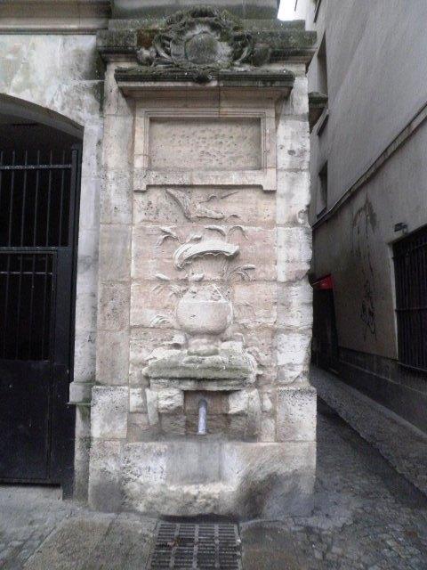 Fontaine Maubuée Un des plus anciens point d’eau parisien : la Fontaine Maubuée
