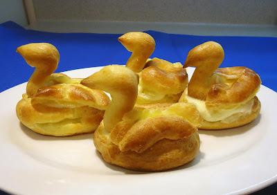 Cygnes garnis en pâte à choux Cygnes garnis en pâte à choux