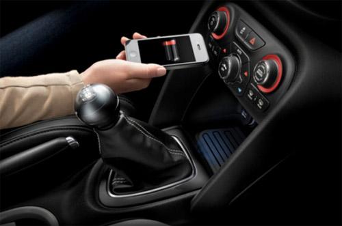 Chrysler charge l’iPhone sans fil