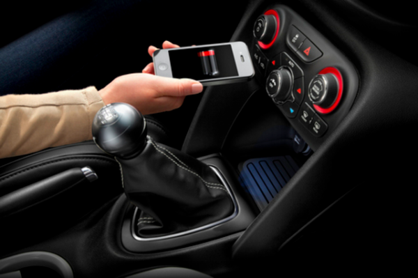 Car wireless charging 600x399 Chrysler annonce la recharge sans fil de votre smartphone dans ses voitures