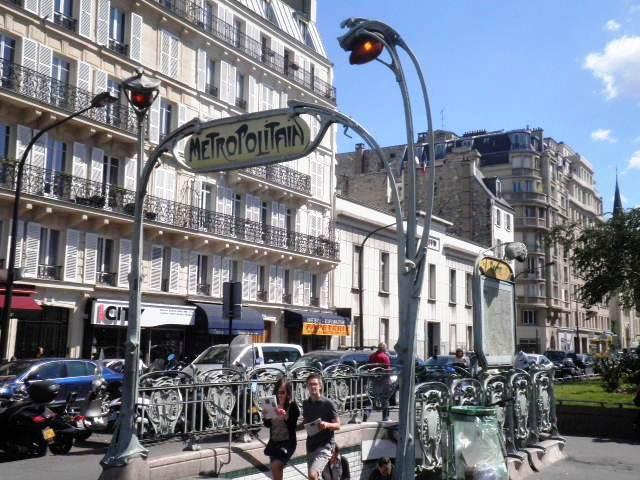 Art Nouveau à Paris : entrée de métro Hector Guimard