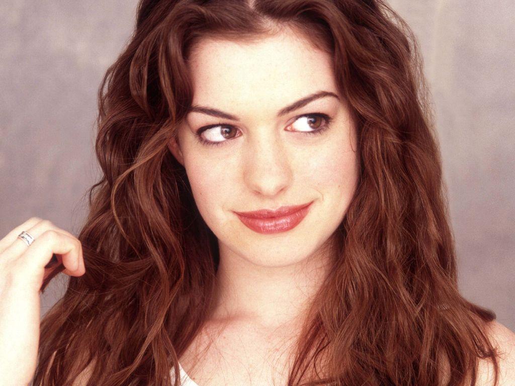Anne Hathaway (suite) : quelle coupe lui va le mieux ?