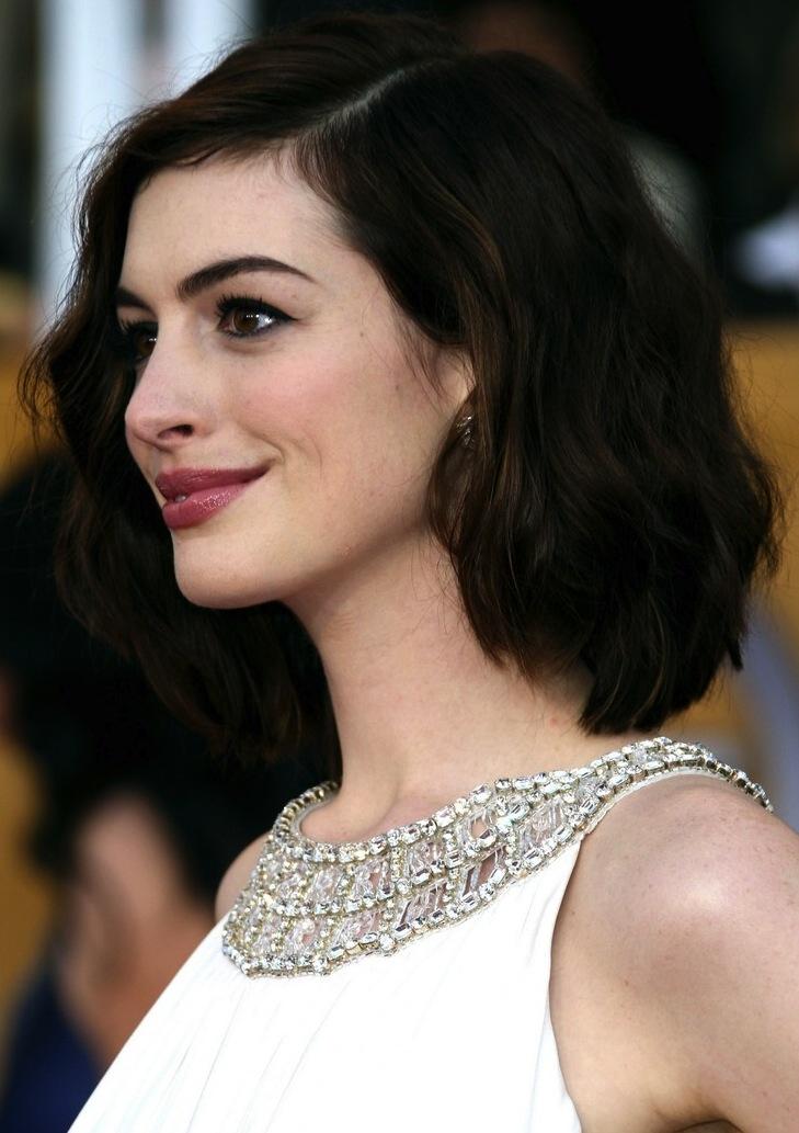 Anne Hathaway (suite) : quelle coupe lui va le mieux ?