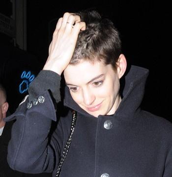 Anne Hathaway (suite) : quelle coupe lui va le mieux ?