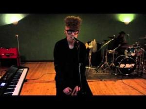 dakey Daley offre une reprise acoustique de » Climax » en live.