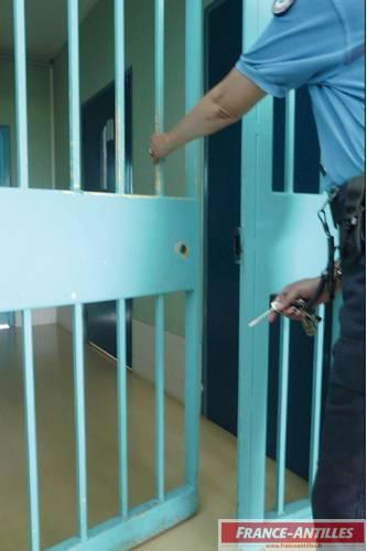 À Ducos aussi, quelques détenus vont voter http://www.martinique.franceantilles.fr/images/2012/04/13/38e908c15b5d6ebcccc9115dda887266.jpg