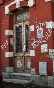 INSULTES SUR LE SIÈGE DU PS : RIEN NE MODIFIERA LA CAMPAGNE DE RASSEMBLEMENT DE FRANÇOIS HOLLANDE. FEDE PS TAGS FACADE 2012 porte