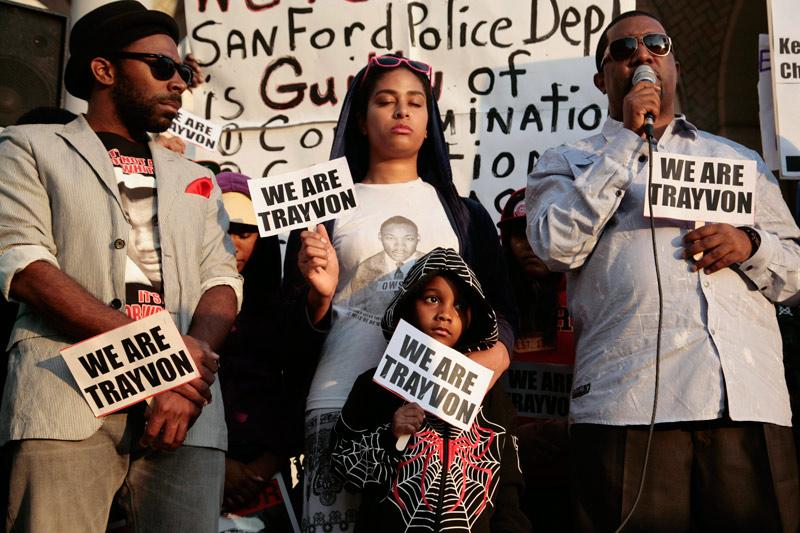 <b></div>Officiellement inculpé.</b> Les manifestations se sont succédées aux États-Unis pour réclamer justice pour Trayvon Martin, comme, ici, le 9 avril à Los Angeles. Et elles ont obtenu gain de cause. Car la justice américaine vient d’engager des poursuites pour meurtre contre George Zimmerman, l'homme qui a tué ce jeune noir, un mois et demi après sa mort en Floride. Cette annonce a ravi la famille de la victime, qui demandait que le meurtrier présumé soit arrêté depuis plusieurs semaines. «Nous voulions tout simplement une arrestation, rien de plus, rien de moins. (...) Et c'est ce que nous avons eu. Merci Seigneur, merci Jésus», a déclaré la mère, Sybrina Fulton, depuis Washington. De son côté le nouvel avocat de George Zimmerman, Mark O'Mara, a déclaré que son client est «soucieux de voir que l'État a décide de le poursuivre». «Sa préoccupation est qu'il puisse avoir un procès équitable», a-t-il ajouté. L'avocat a par ailleurs précisé que son client allait plaider non coupable et qu'une audience était programmée jeudi.