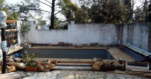 Mise en place des margelles en bois et préparation de la zone de lagunage Mise en place des margelles en bois et préparation de la zone de lagunage