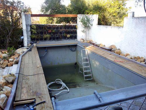 Mise en place des margelles en bois et préparation de la zone de lagunage Mise en place des margelles en bois et préparation de la zone de lagunage