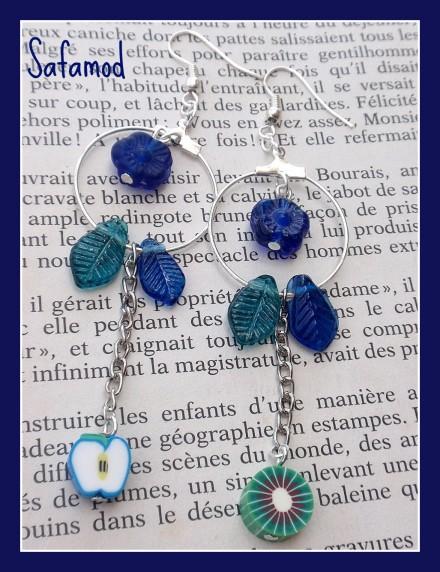 c’est bon !!! Boucles d’oreilles créoles asymétriques perles en verre et Fruits fi Fimo Bleu