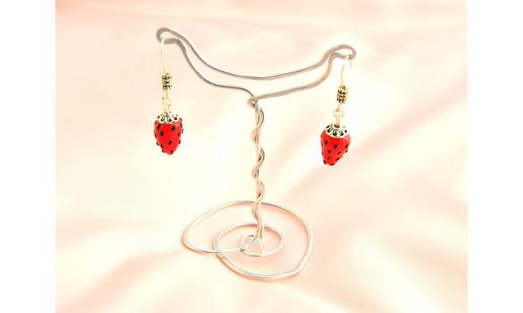 Boucles pendantes fraises des bois Boucles pendantes fraises des bois