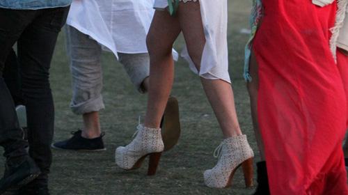 Ce sont less chaussures et jambes de Lindsay Lohan (encore en...