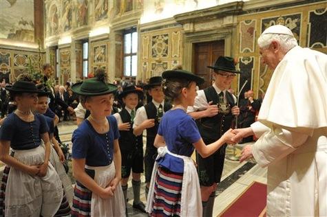 Gratin bavarois à Rome pour l'anniversaire de Benoît XVI Des enfants en costume traditionnel bavarois remettent des cadeaux à Benoît XVI