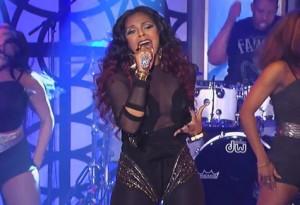 [Live]  Ashanti performe  » The Woman You Love » Chez Jay Leno.