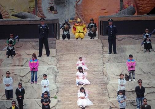 Dwarfs+are+seen+performing+at+the+’Dwarf+Empire’,+a+dwarf+theme+park+commune+in+Kunming,+China (1)
