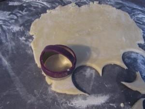 découpe de la pâte pour alfajores