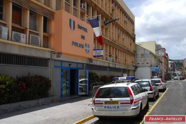 Un policier tente de se suicider au commissariat. Un policier tente de se suicider au commissariat.