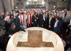 Appel à l’unité de l’Eglise de Benoît XVI lors de l’ostension de la Sainte Tunique de Trèves 1_0_579868.JPG