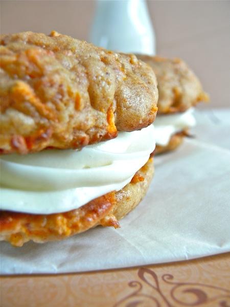 Carrot Cake Whoopies 1 De retour dans les airs ou mes Whoopie Pies Carottes Ricotta façon Carrot Cake et son « glaçage » Ricotta Cream Cheese.