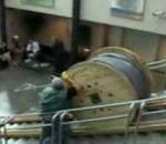 Régis monte un rouleau de câble par les escaliers vidéo régis rouleau cable escalier