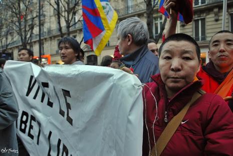 Manifestation à Paris contre la répression chinoise au Tibet undefined