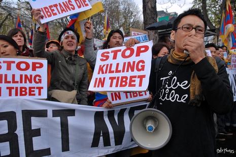 Manifestation à Paris contre la répression chinoise au Tibet undefined