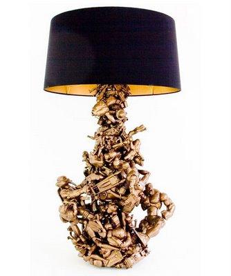 Gold Toy Lamp par Ryan Mc Elhinney