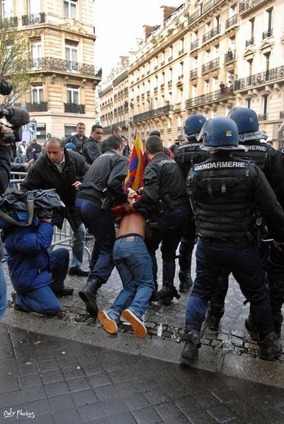 Manifestation à Paris contre la répression chinoise au Tibet (2) undefined