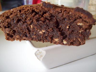 Brownie fondant et croquant: chocolat, flocons d'avoine et purée d'amande