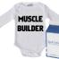  Muscle Builder Body bébé, 100 % coton bio    Tailles disponibles de 0 à 18 M, BLANC/NOIR + jolie boîte cadeau en forme de brique de lait    Prix : 15,99€     Voir le produit  