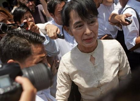 Aung San Suu Kyi a refusé de prêter serment à la Constitution militaire mais compte faire son entrée très bientôt au Parlement birman
