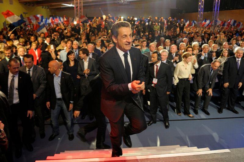 Légitime défense. Nicolas Sarkozy a reçu jeudi à la mairie du Raincy une délégation de policiers en colère après la mise en examen pour homicide volontaire de l'un des leurs en Seine-Saint-Denis, a annoncé son entourage. La rencontre, qui n'était pas publique, était en cours vers 14 heures. Auparavant, le président-candidat s'était déclaré favorable à une «présomption de légitime défense» pour les policiers. Son rival socialiste, François Hollande, devait lui aussi recevoir à 17h30 à son QG de campagne parisien «une délégation de policiers et de leurs représentants.