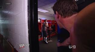 CM Punk consommant de l'alcool durant Raw Chris Jericho surprend CM Punk en train de boire de l'alcool durant le show de la WWE Raw