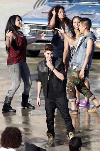 Justin+Bieber+gets+close+Selena+Gomez+look+cPhA41vynF4l