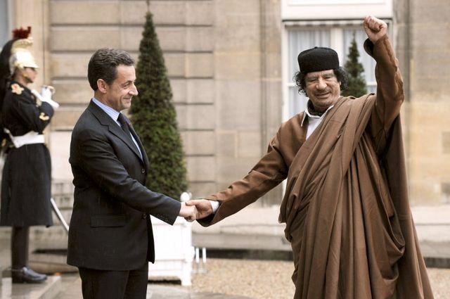 Quelques mois après la libération des infirmières bulgares, injustement emprisonnées durant plusieurs années par le régime libyen, le président Nicolas Sarkozy reçoit Muammar Kadhafi. Selon certains magazines français, un accord sur le nucléaire est alors passé entre les deux hommes. Paris aurait ainsi «renvoyé l'ascenseur» à Tripoli.